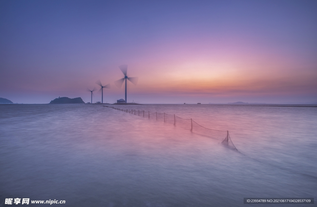 日落时海上的风车风景