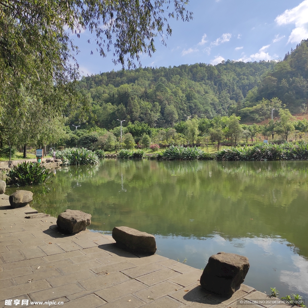 人工湖