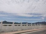 蓝天白云石桥