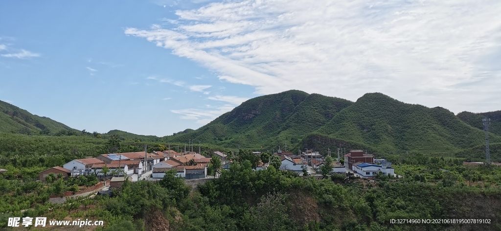 蓝天白云青山村庄