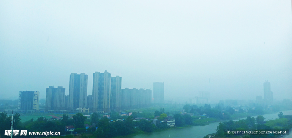 烟雨中的城市风景