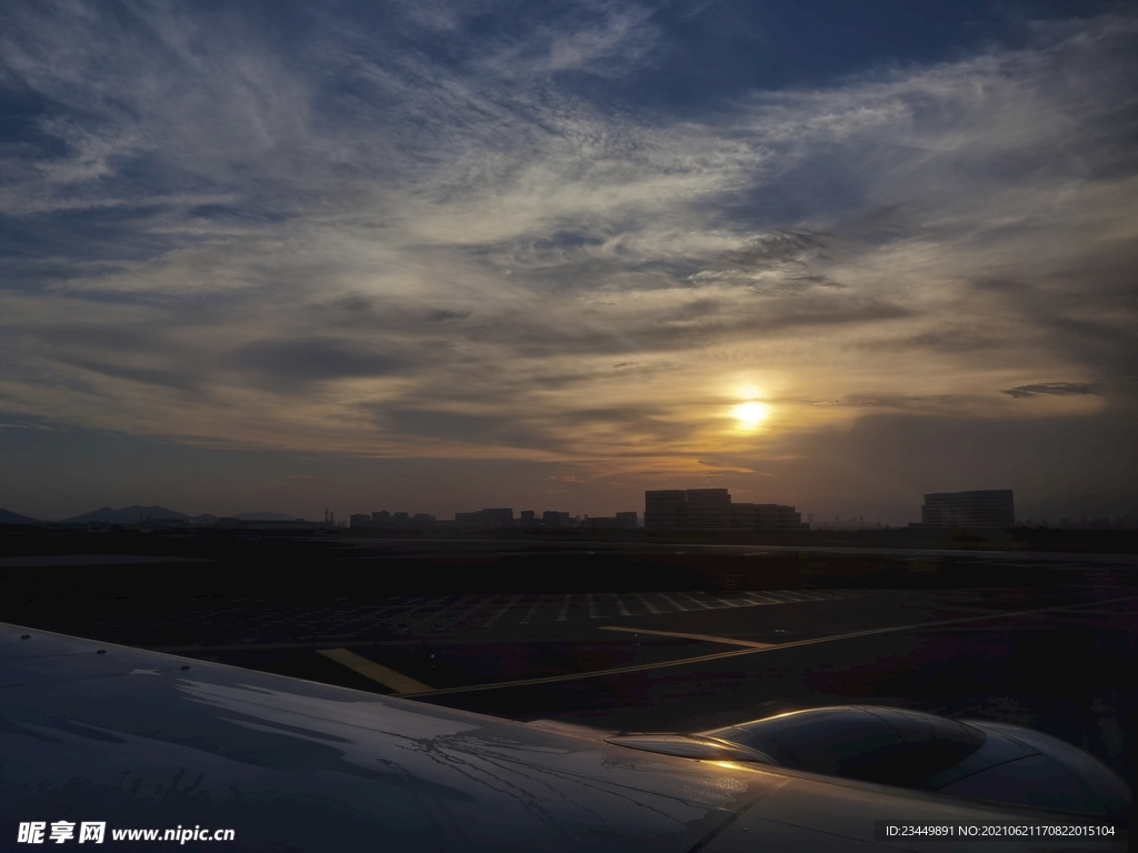 机场夕阳景色