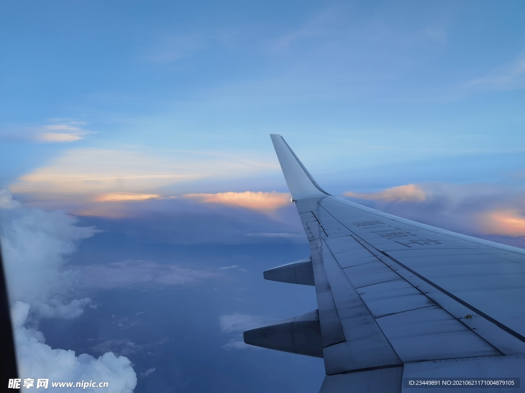 天空落日余霞