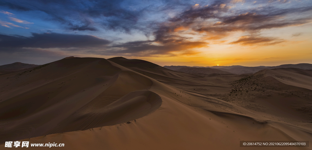 日暮下的沙漠