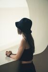 忧郁的女孩半身人像