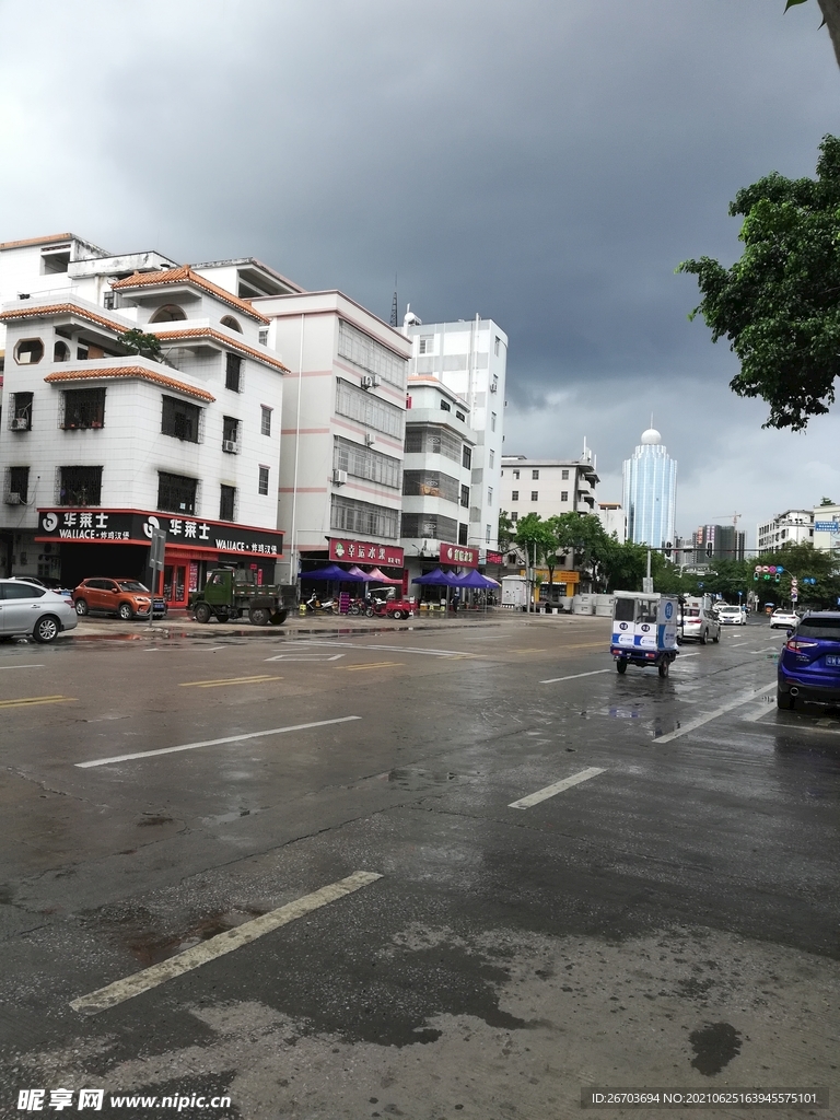 风雨前后公路边的房屋