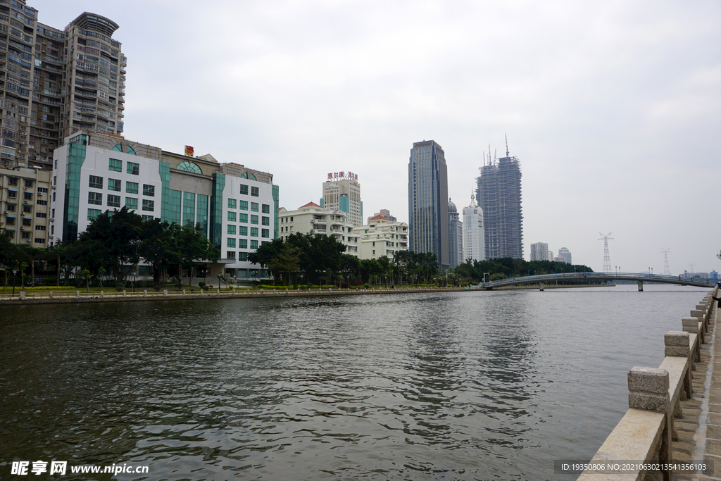 厦门市区河边的建筑景观