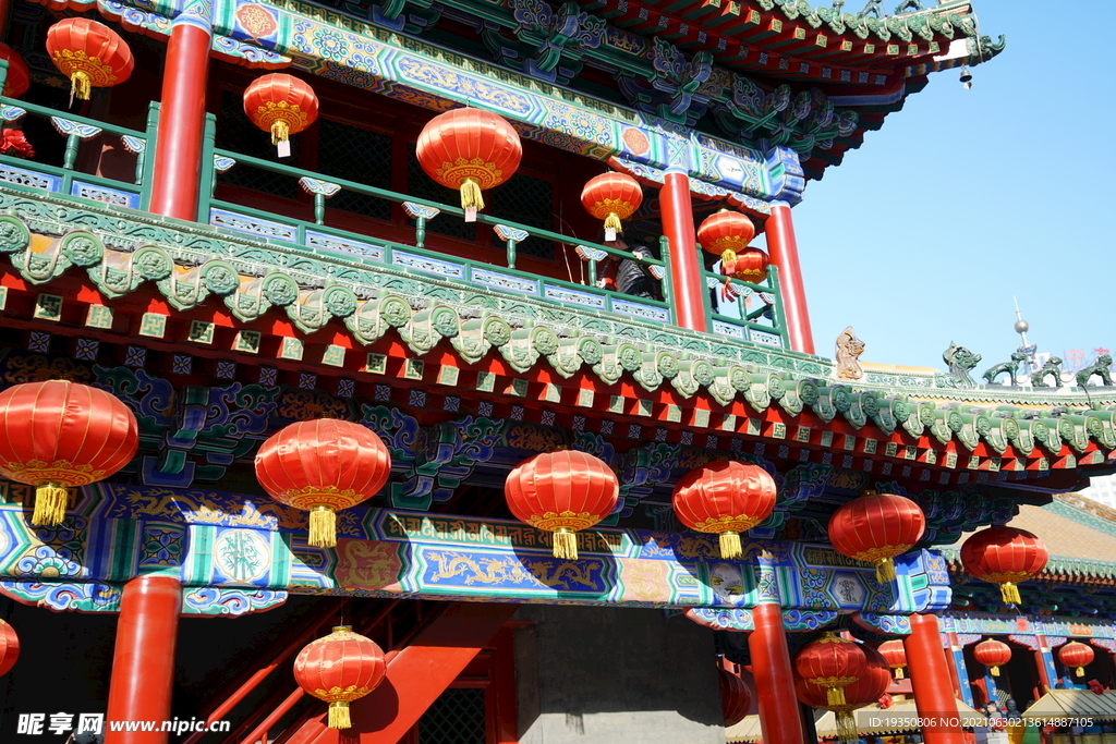 沈阳皇寺古建筑屋檐下的红灯笼