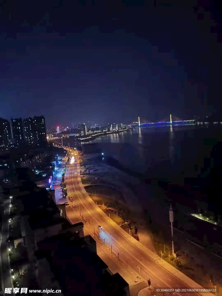 金科滨江路夜景