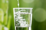 倒水进水杯特写 
