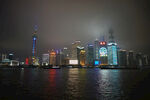 上海黄浦江浦东建筑夜景的灯光