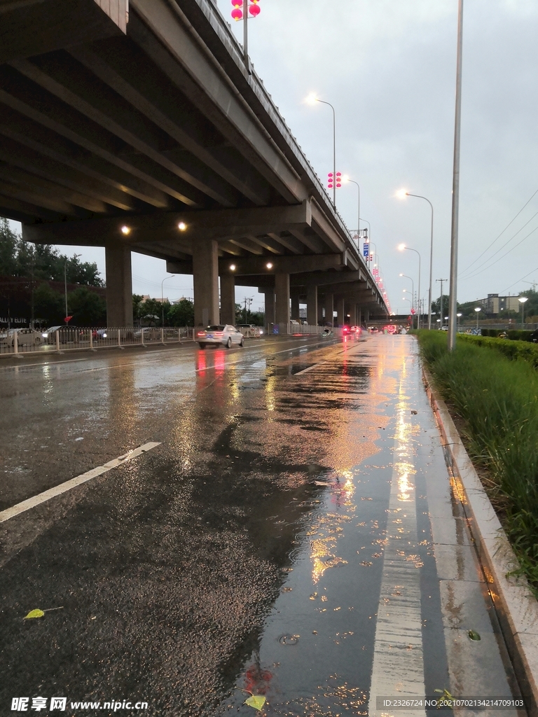 雨夜高速路下