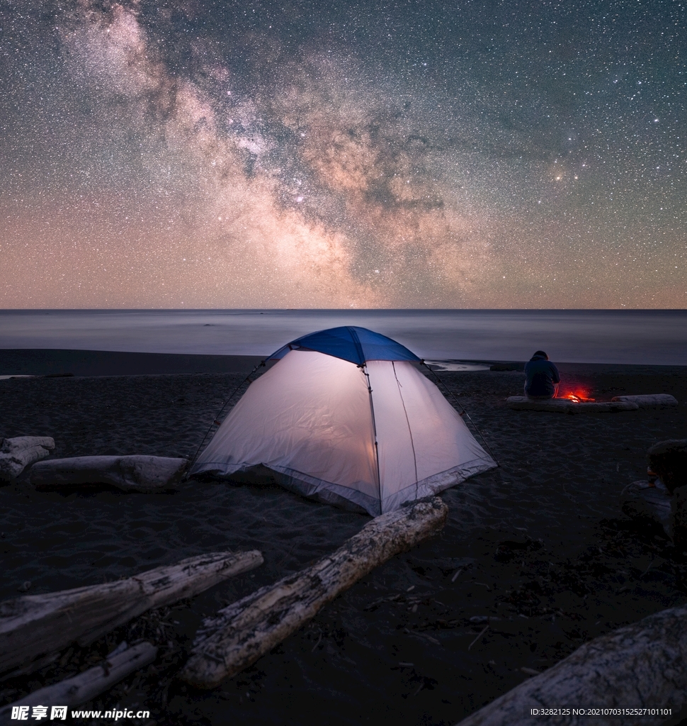 户外露营星空帐篷篝火背影