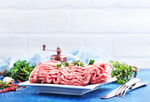 盘子里新鲜的碎肉