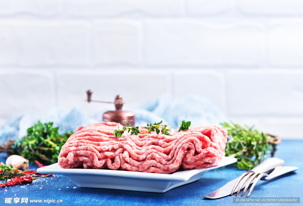 盘子里新鲜的碎肉
