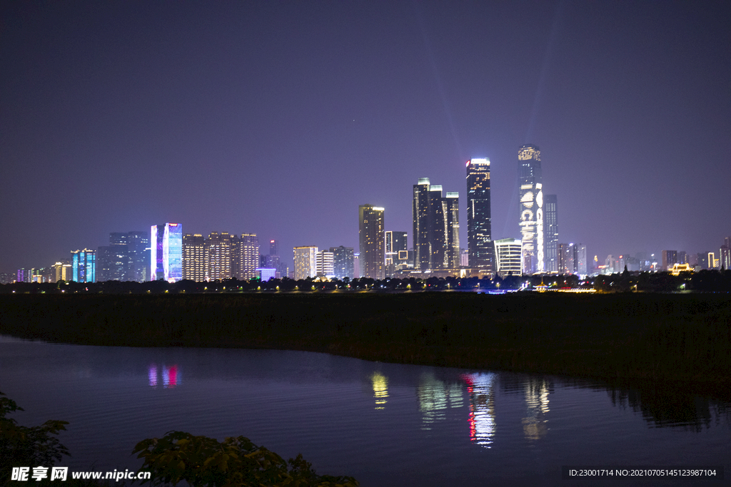 湖畔夜景楼房