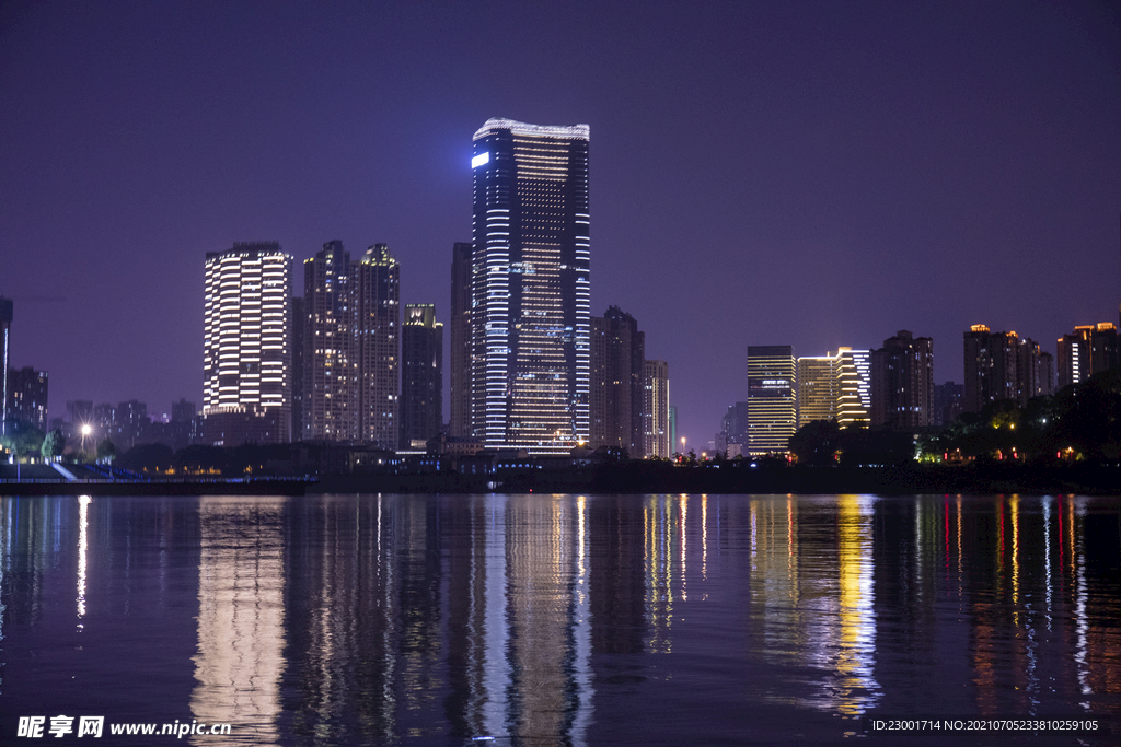 湖畔夜景楼房