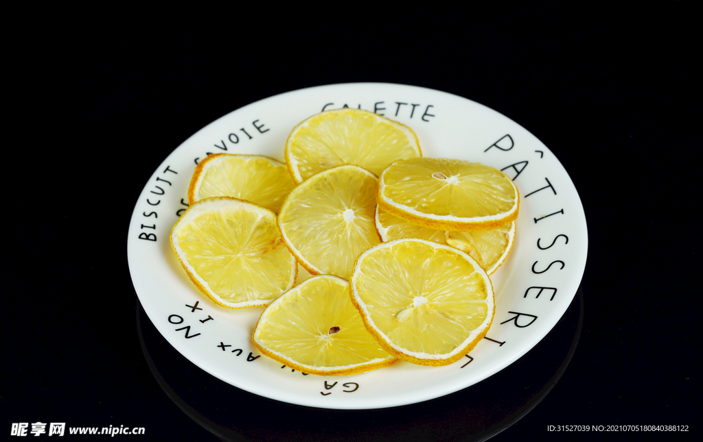 盘子里的柠檬干图片素材