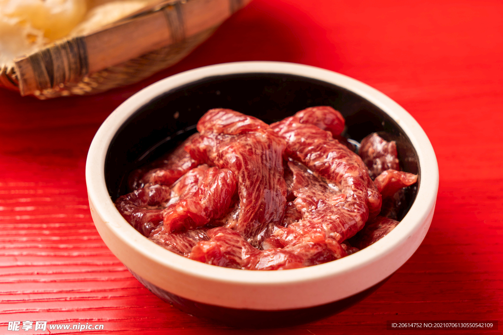 新鲜的嫩牛肉