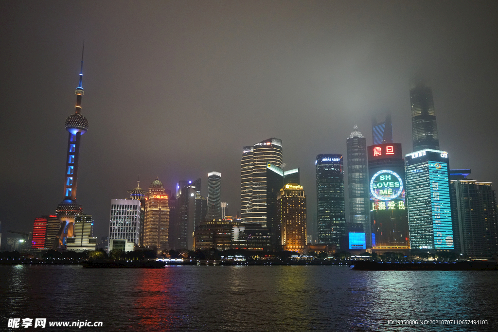 上海黄浦江浦东建筑灯光的夜景