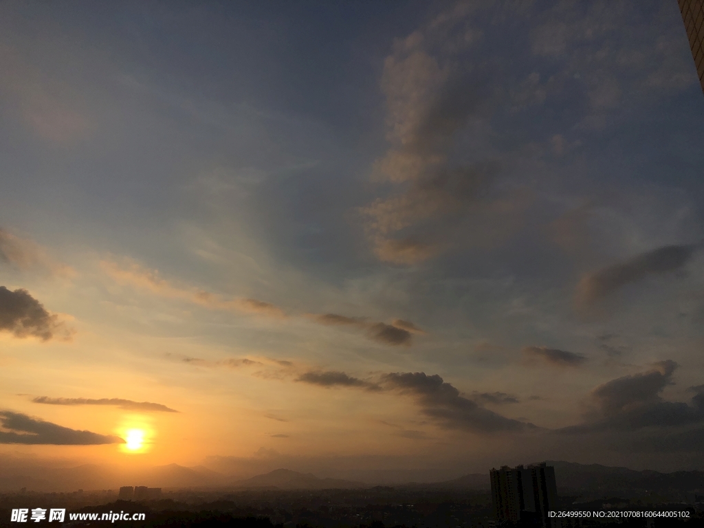 夕阳落日的彩霞