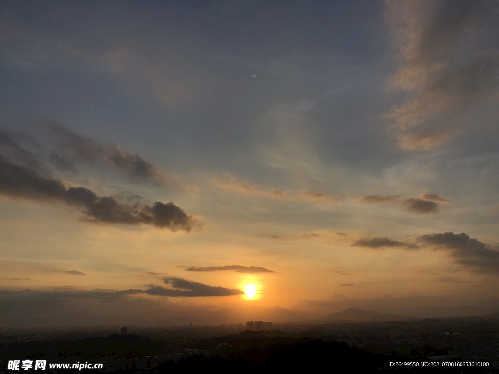 夕阳落日的彩霞