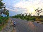 日暮下的乡村道路风景