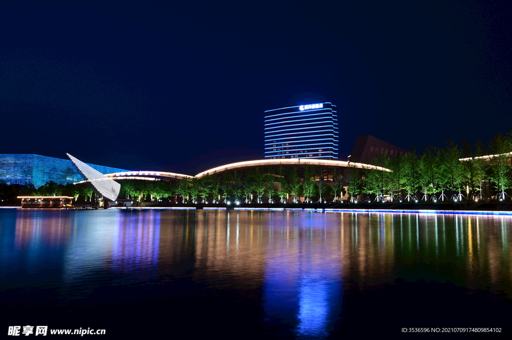 湖边霓虹夜景