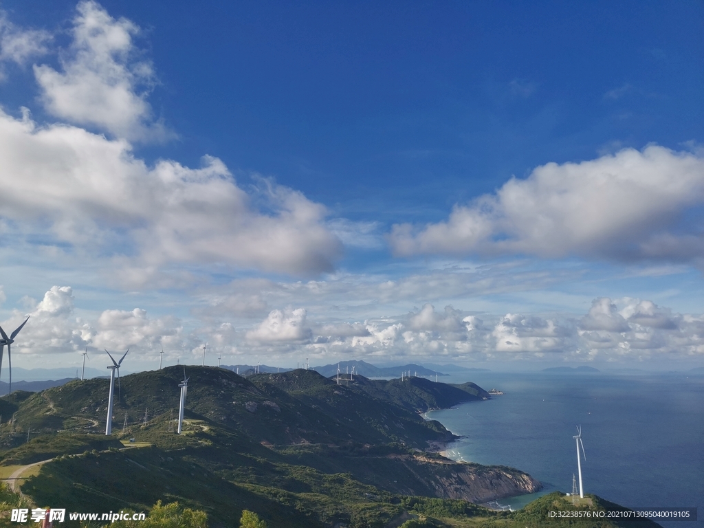 上川岛蓝天白云电力风车发电