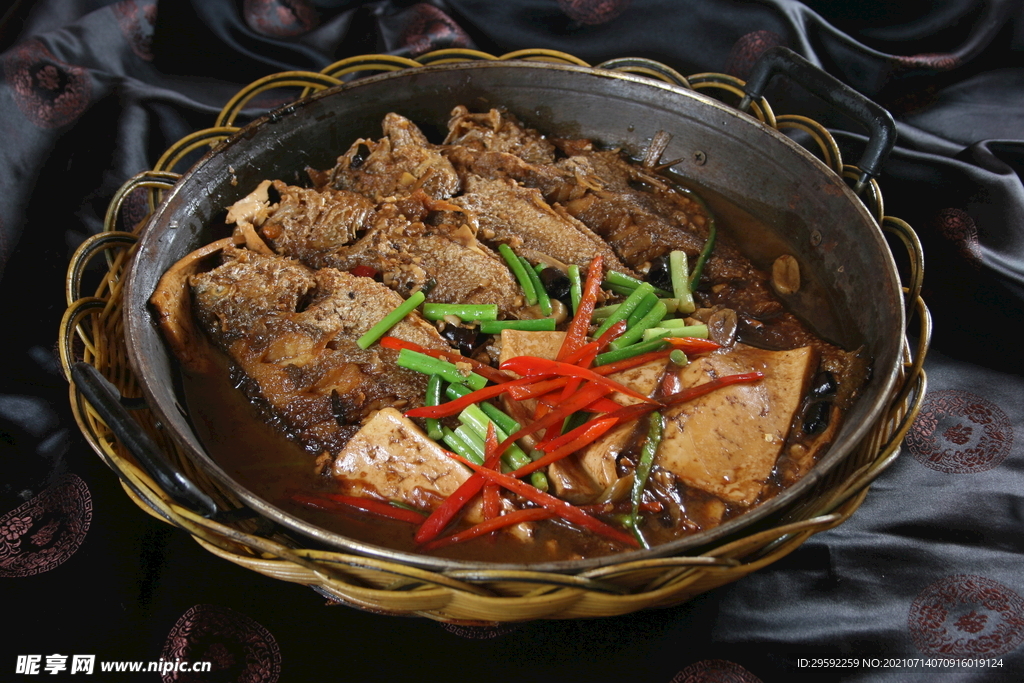 铁锅黄花鱼炖豆腐 