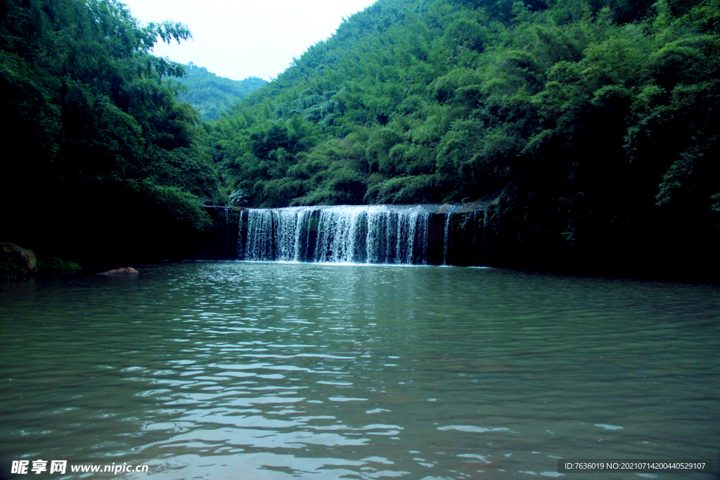 赤水四洞沟二洞月亮潭