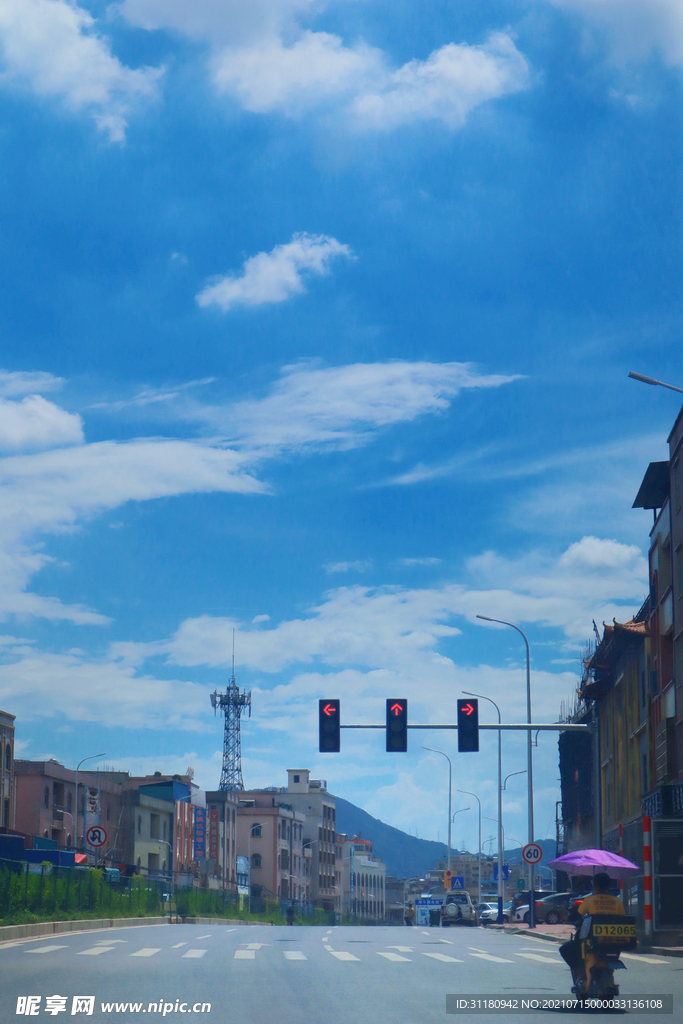 城市道路上的蓝天白云