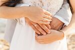 相拥的新婚夫妇