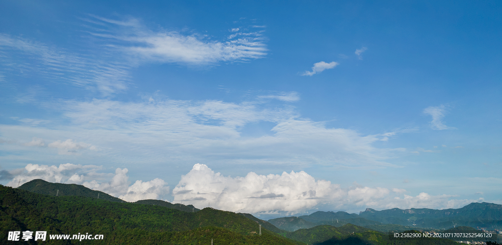 群山天空