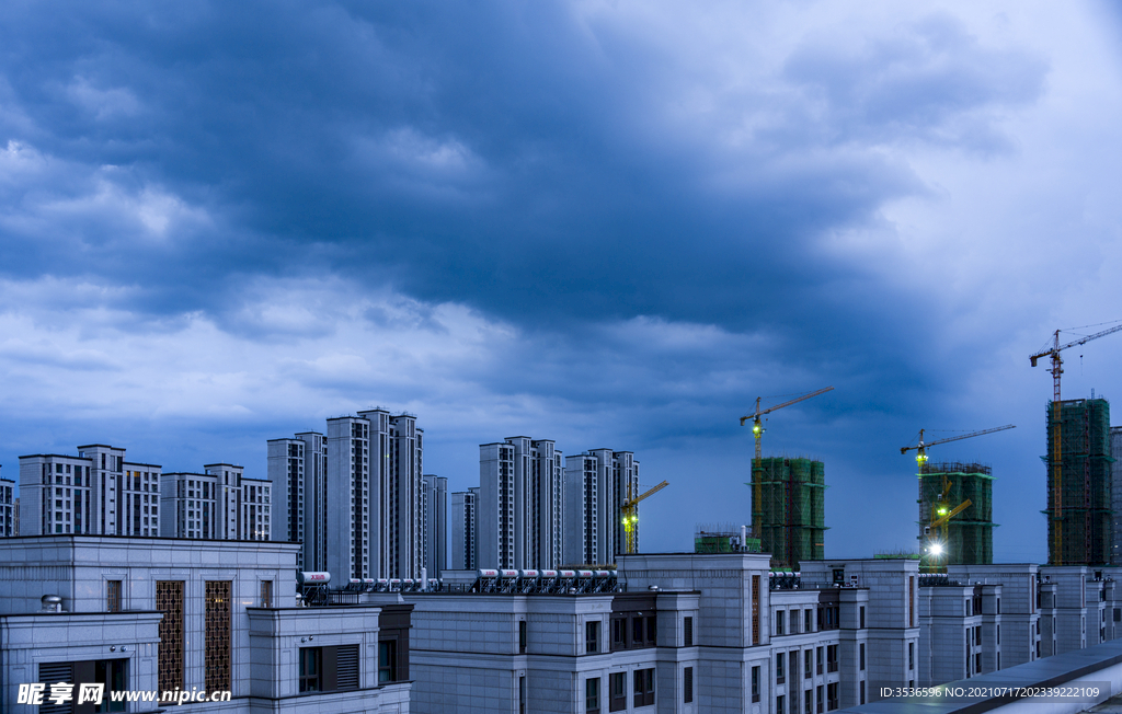 城市暴风雨来临之前