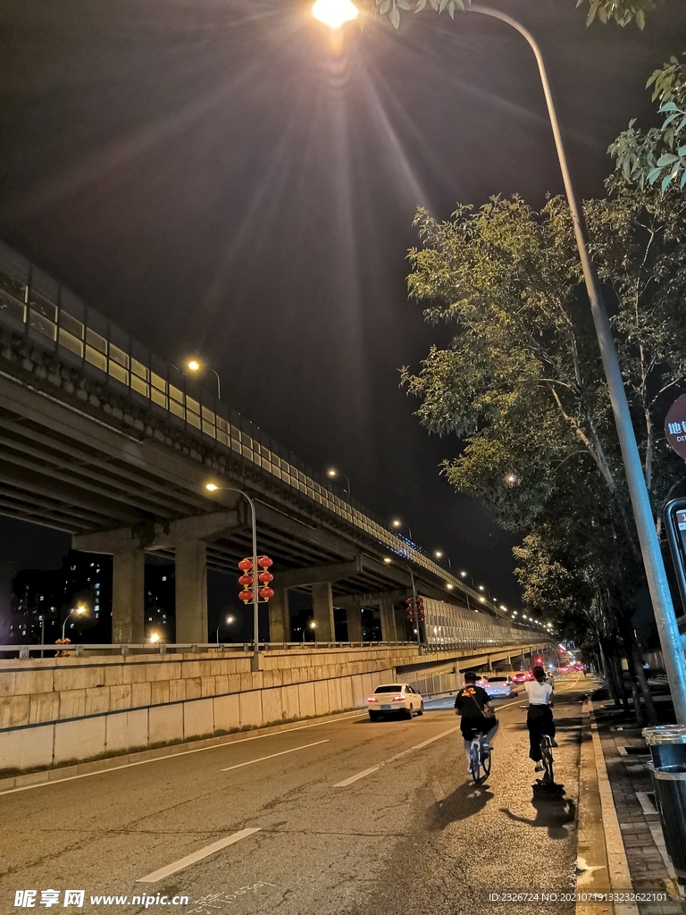 雨后马路夜景