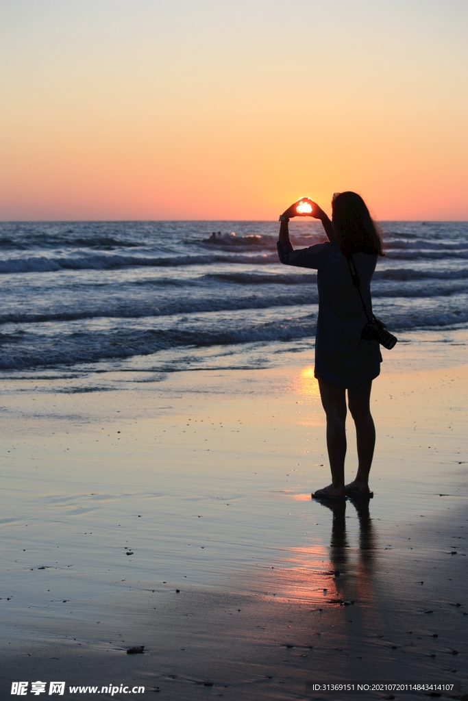 海边看夕阳的女性