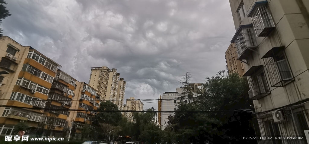 大雨来临前的天空