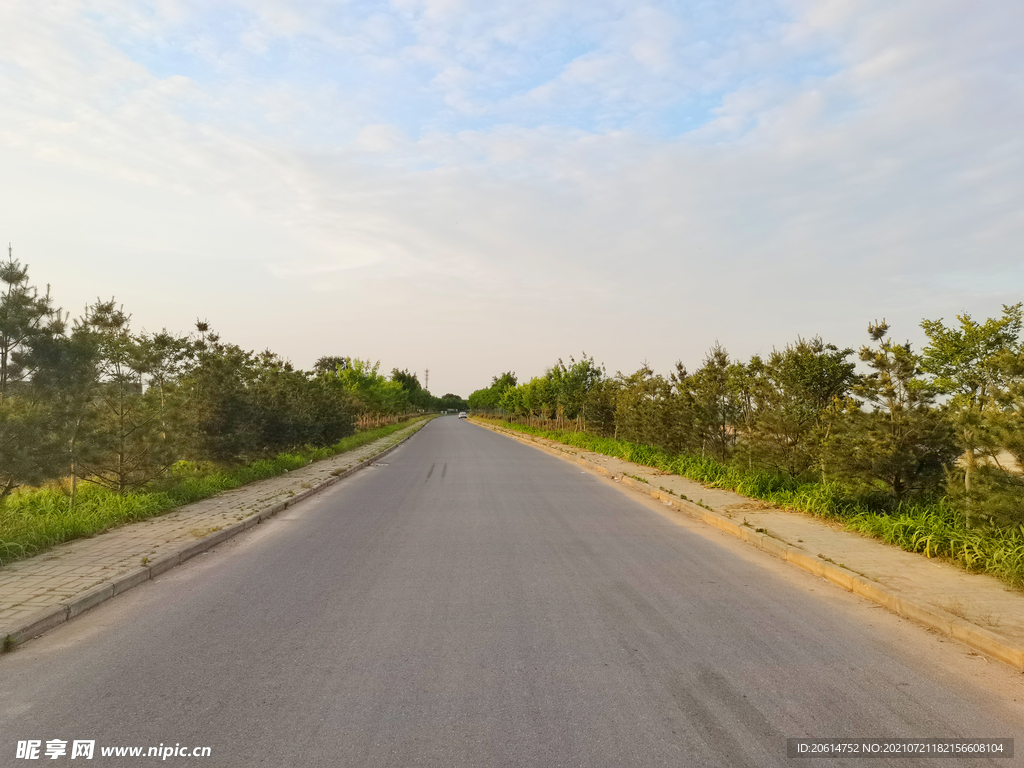 空荡荡的乡村道路风景