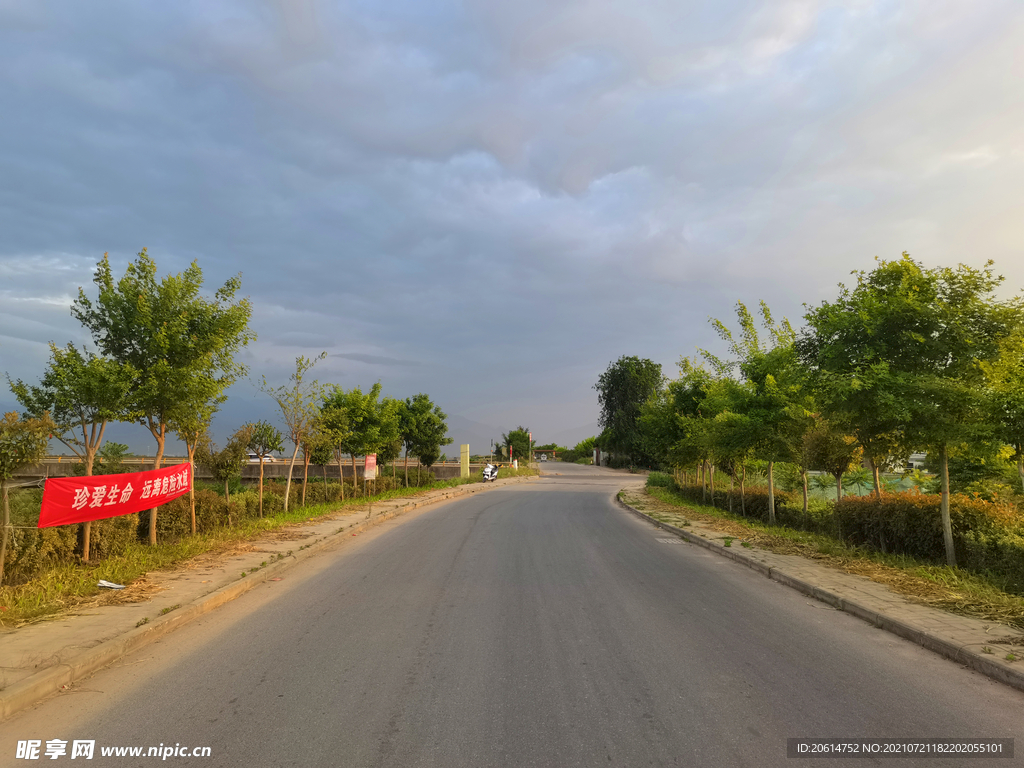 空荡荡乡村道路风景