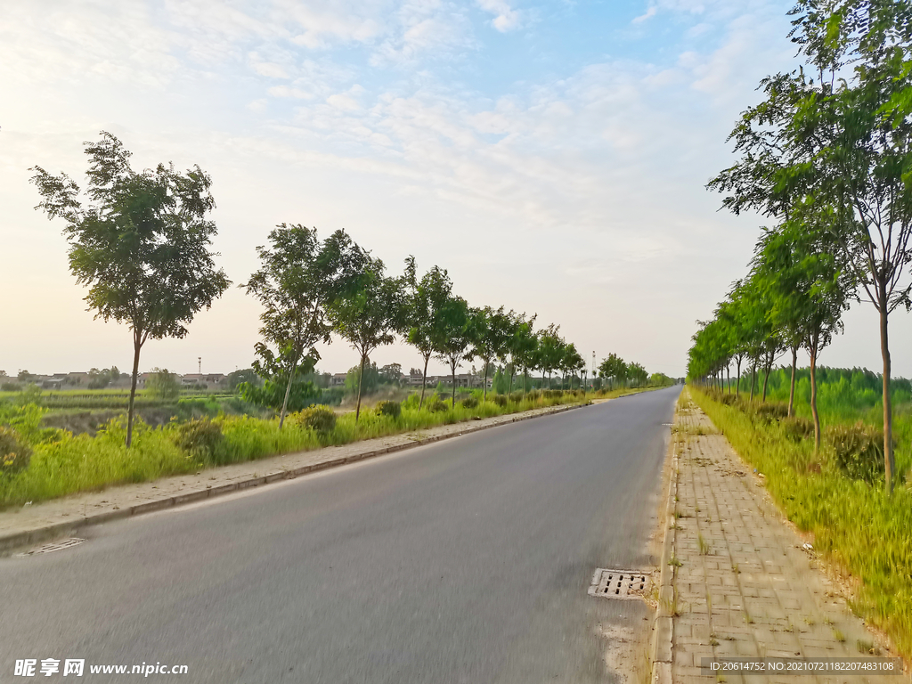 空荡荡的乡村道路风景