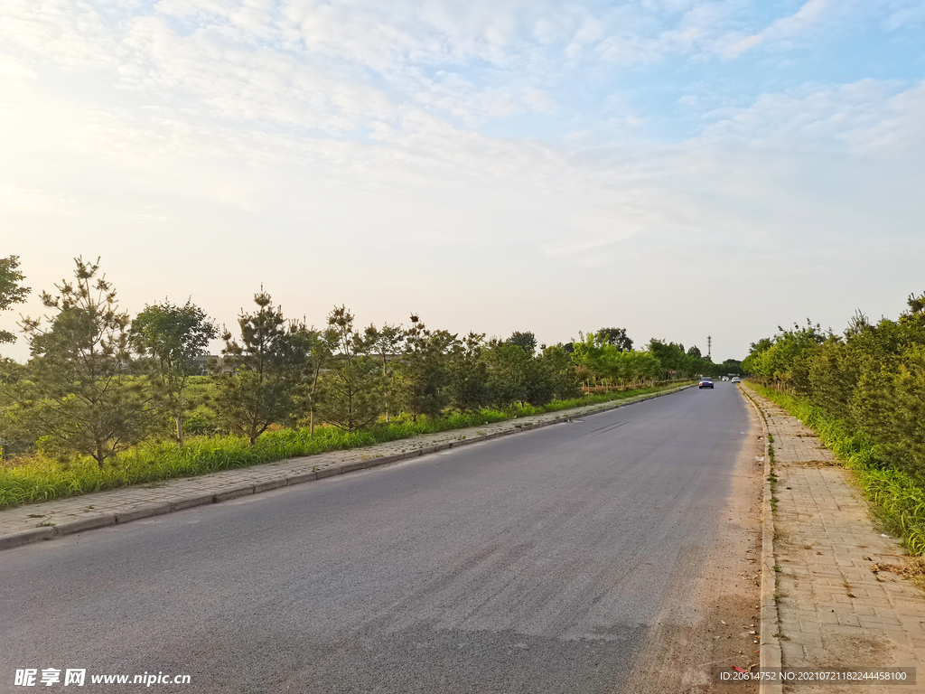 空荡荡的乡村道路风景