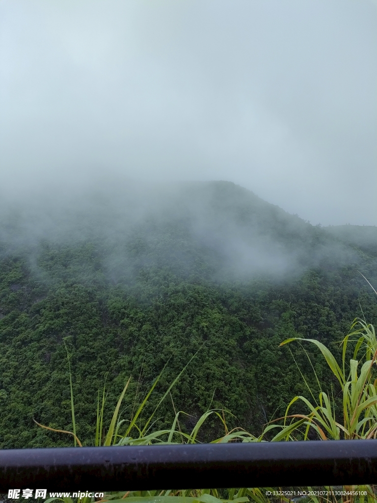 云雾中的大山