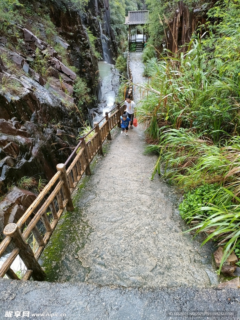 兰花谷绿道瀑布水流