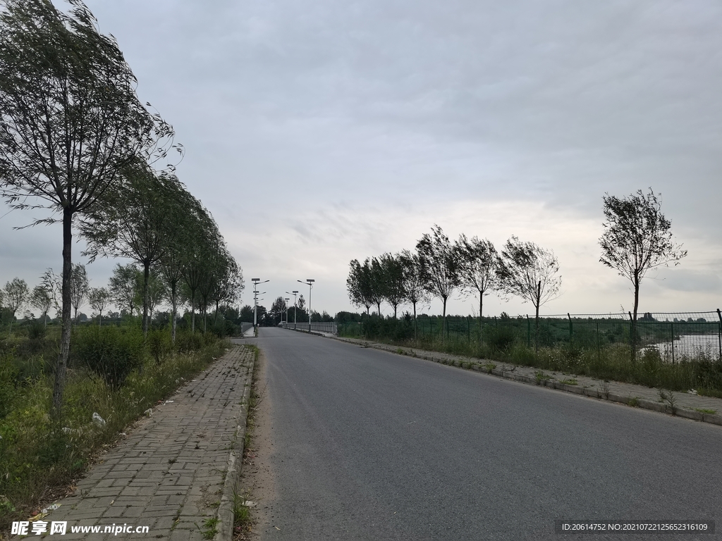 空荡荡的乡村道路风景