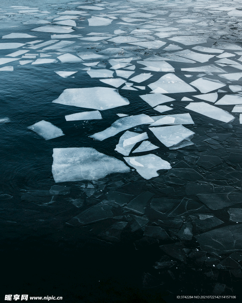 冰冻河流摄影图
