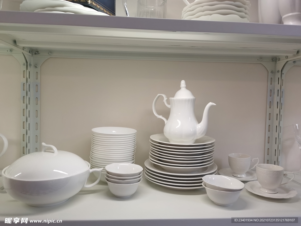 白色瓷器茶具茶壶和瓷碟