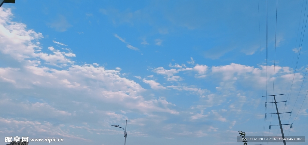 夏日蓝天