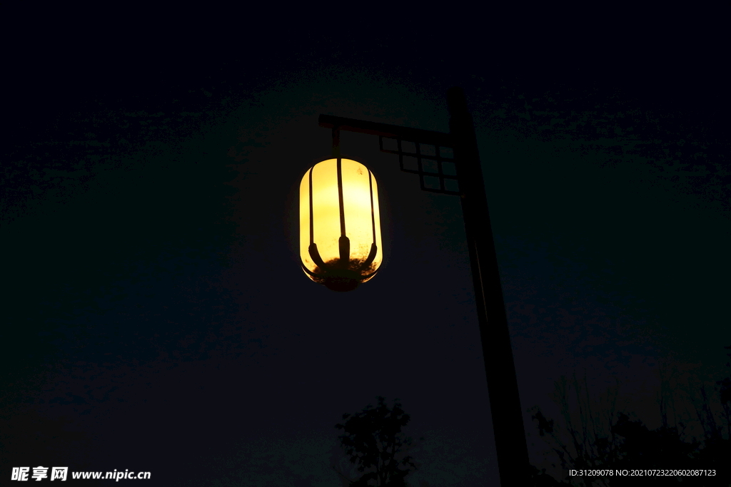 夜空孤灯