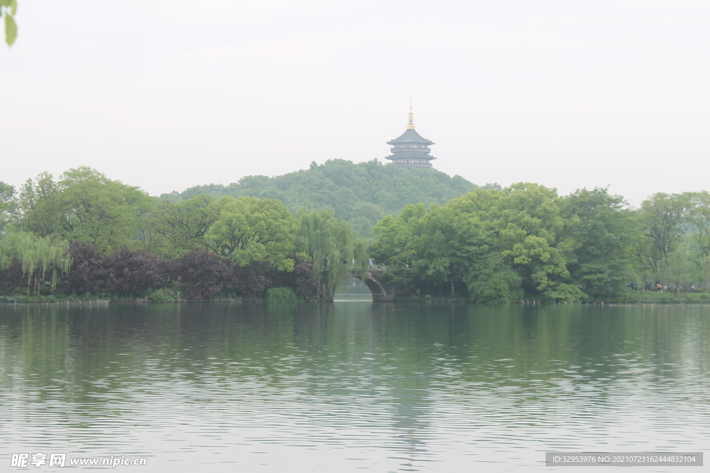 雷锋搭与西湖垂柳